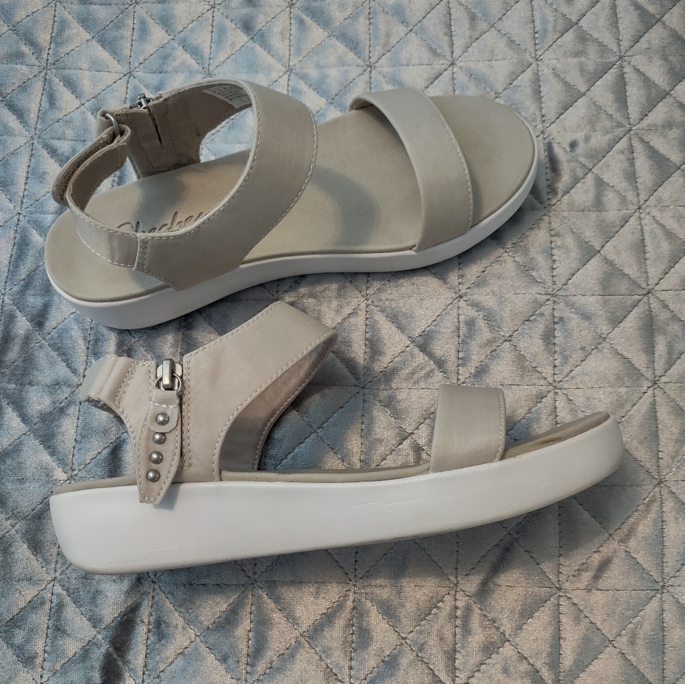 Like New! Skechers Sandals. Size 8. Great walking sandal.